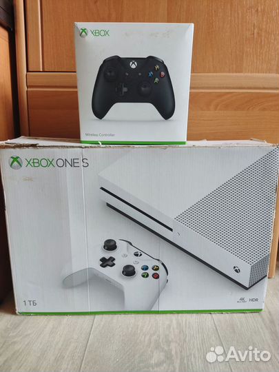 Xbox one s 1tb + 2 джойстика