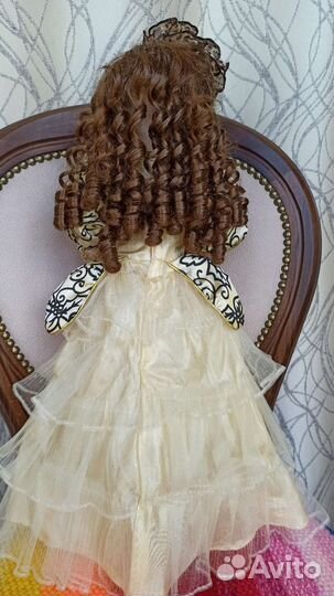 Кукла фарфоровая