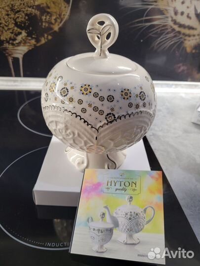 Чайник и сахарница