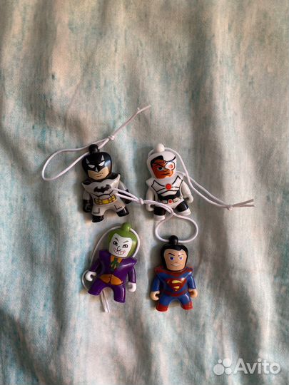 Игрушки киндер Marvel и DC