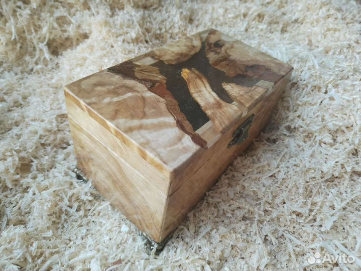 Шкатулка деревянная с эпоксидной смолой