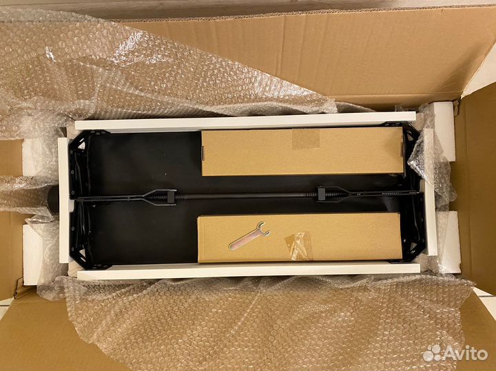 Широкая белая банкетка для рояля и пианино