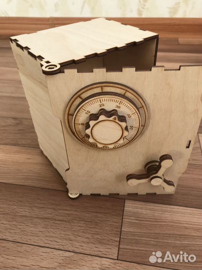 Сейф игрушечный деревянный