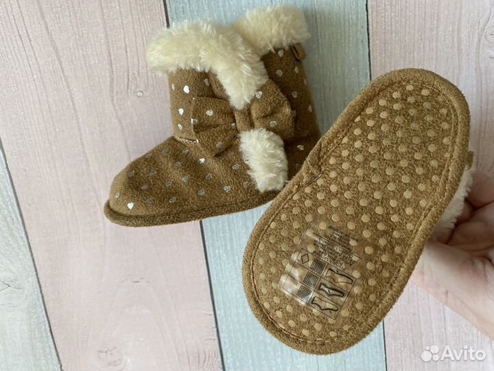 Шапочки и пинетки-сапожки для малышки