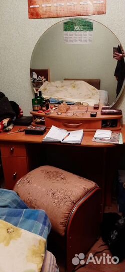 Туалетный столик с зеркалом