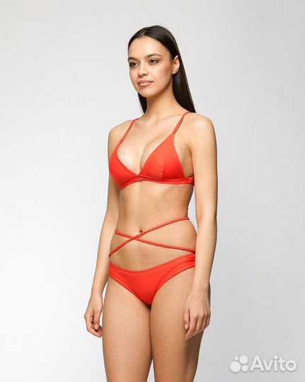 Коралловый купальник с кольцом и плетеными лямками