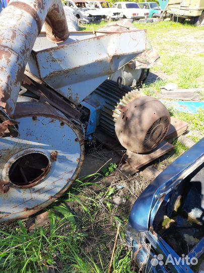 Зернодробилка, электродвигателя и насосы