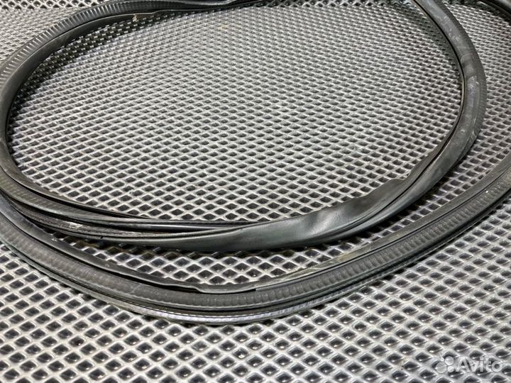 Уплотнитель дверного проема прав. перед. Cadillac