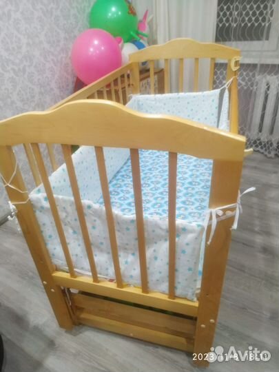 Детская кроватка с маятником и ящиком