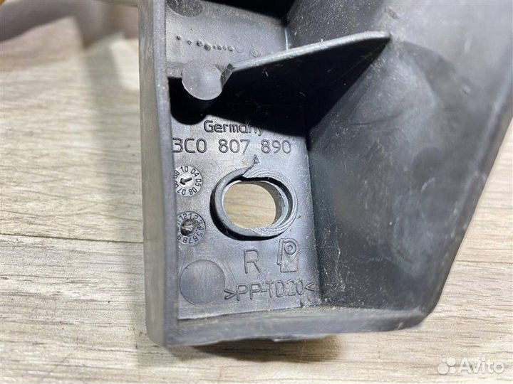 Кронштейн переднего бампера правый Volkswagen