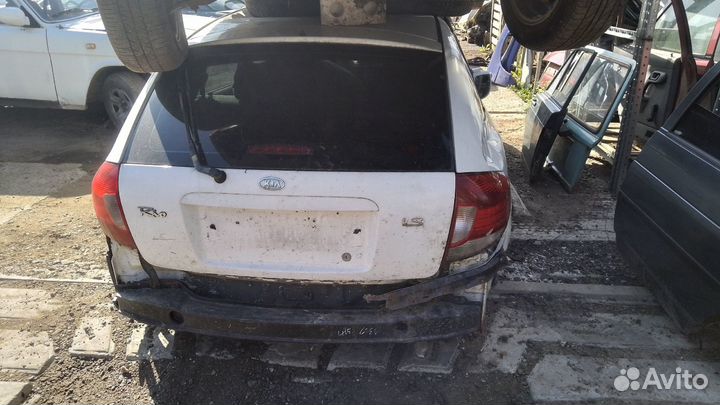 В разборе Kia Rio 1