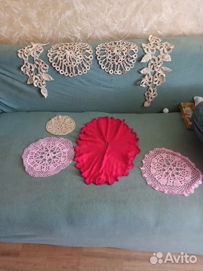 Салфетка красная на стол вязаная