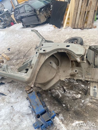 Renault logan 1 передняя правая четверть 2013 год