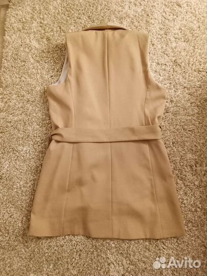 Бежевый жилет с поясом (размер L)