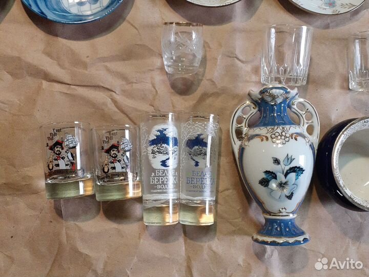 Разная посуда рюмки, блюдца, кувшин