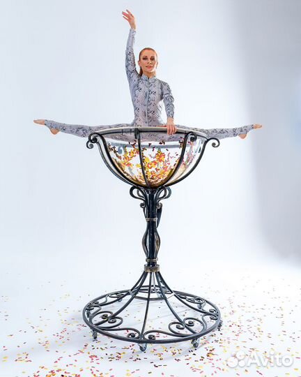 Девушка в бокале