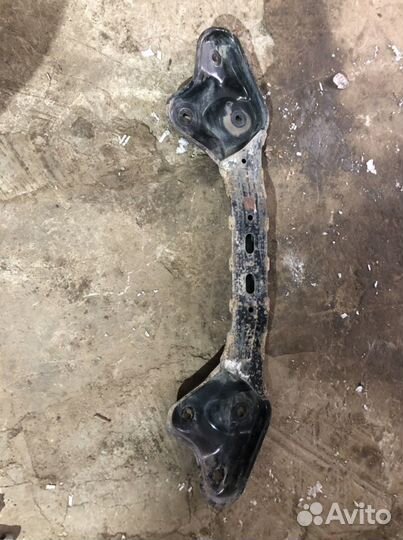 Балка передняя поперечная Мазда сх7 CX7