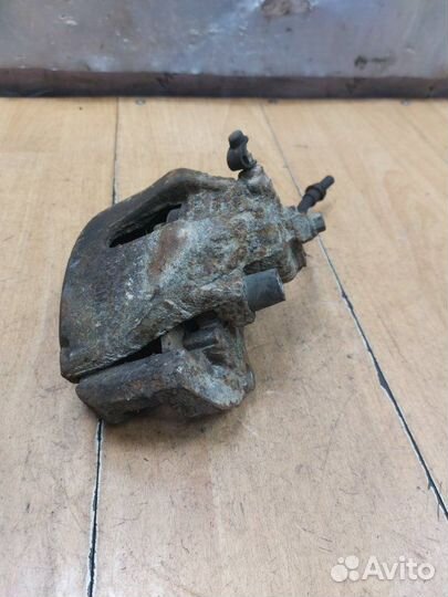 Тормозной суппорт передний правый Opel Zafira B