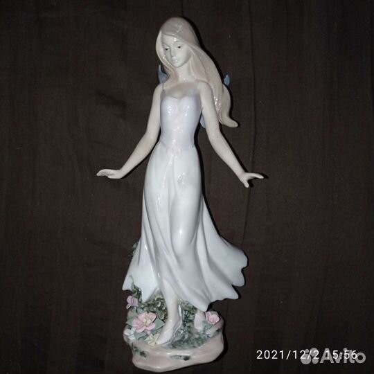 Фарфоровая фигурка 