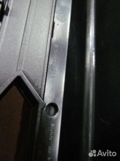 Решетка радиатора Volkswagen Touareg 2 2011