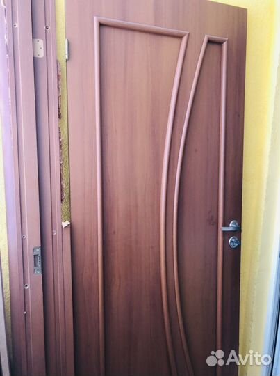 Дверь входная межкомнатная деревянная бу