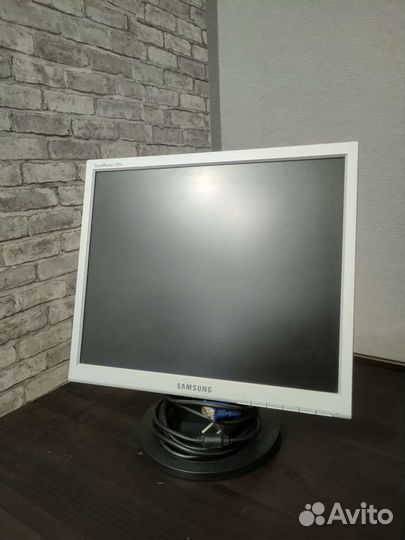 Монитор Samsung SyncMaster 720N