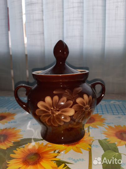Чайник и сахарница