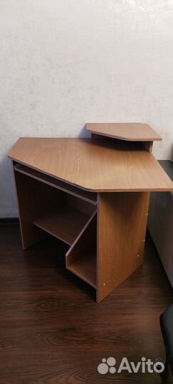 Компьютерный стол угловой с полками