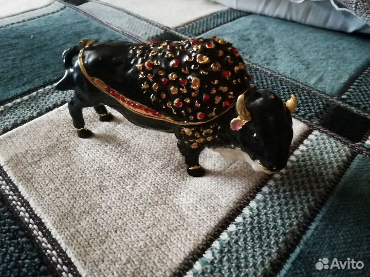 Статуэтка чёрный бык со стразами шкатулка.Новая