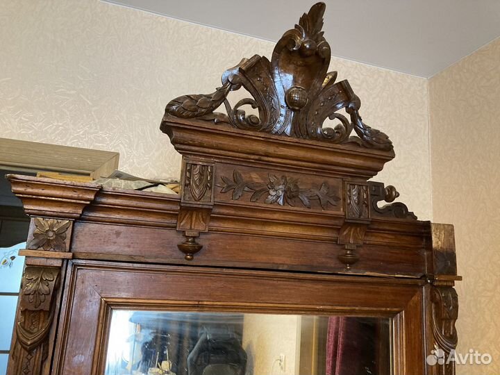 Антикварный шкаф