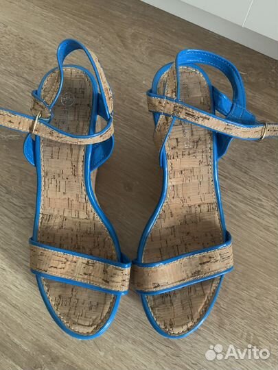 Босоножки женские на танкетке 38 р-р