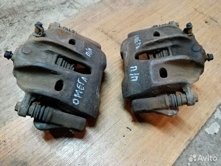 Суппорт передний на Опель Омега В 97г