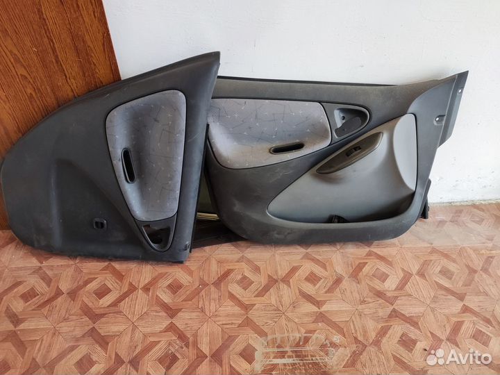 Обшивка дверей toyota vitz