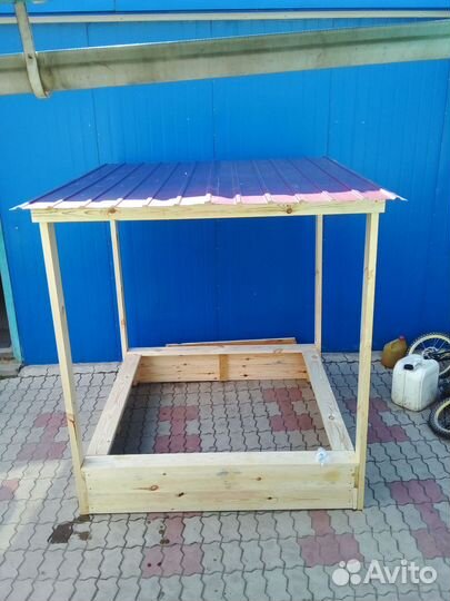 Детская песочница с крышей