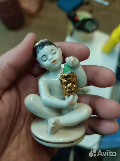 Мальчик с виноградом лфз