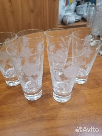 Хрустальные рюмки на серебряной ножке