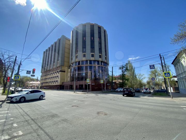 Офис в центре города около набережной реки