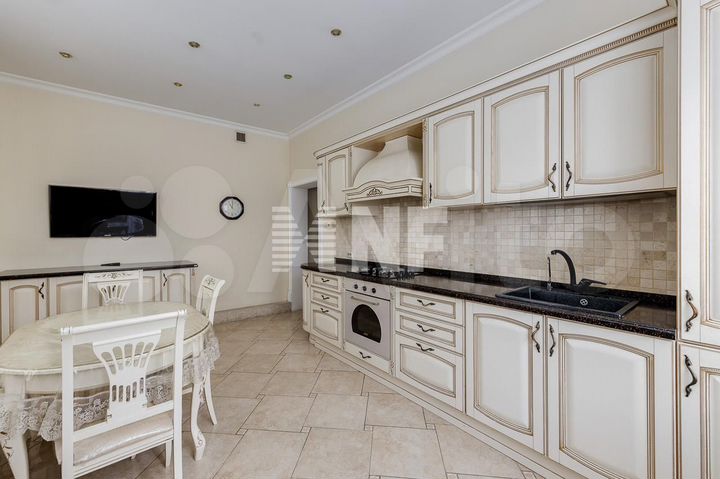 Дом 310 м² на участке 13,9 сот.