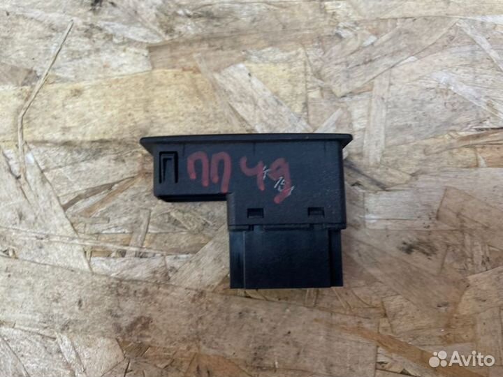 Кнопка стеклоподъемника передняя правая LADA Vesta