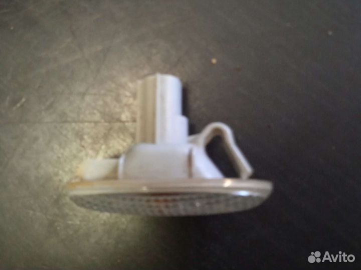 Повторитель на крыло белый Mazda 3 (BL)