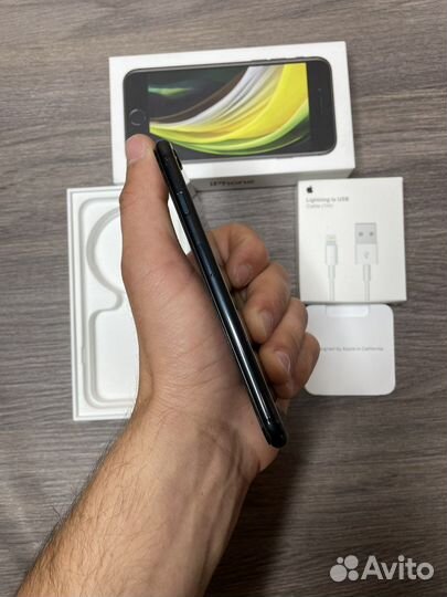 Телефон iPhone се 2020