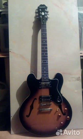 Гитарa полуакустическая