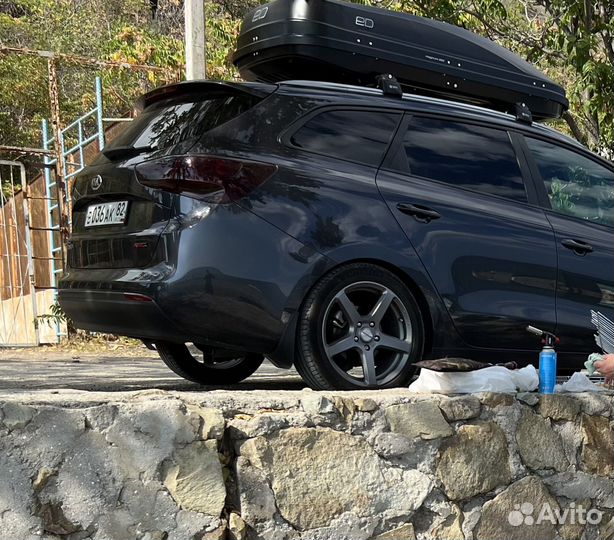 Автобагажник turtle AIR 2 Black для Kia Ceed SW