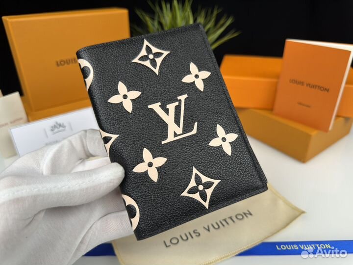 Обложка для паспорта Louis Vuitton женская