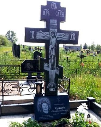 Памятник с крестом на могилу
