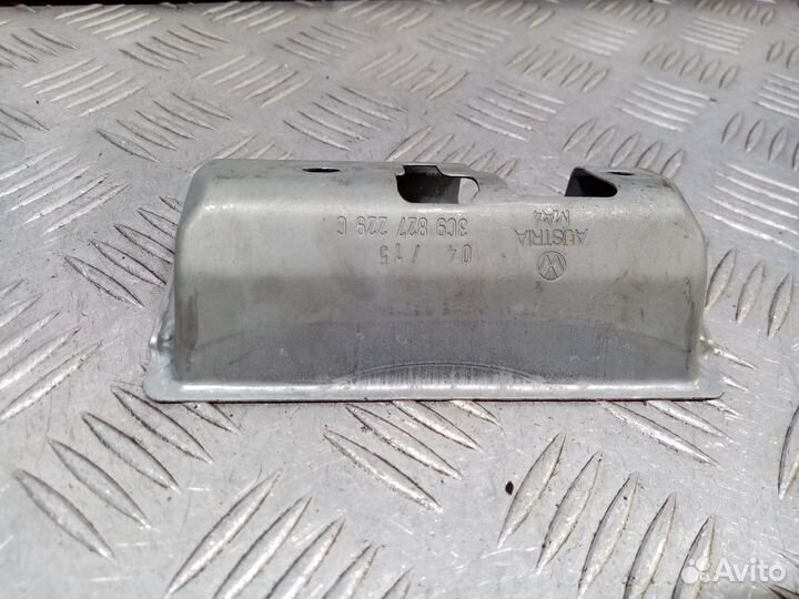 Б/У Накладка кнопки открывания багажника#001