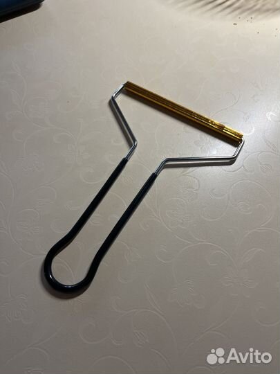 Щетка-скребок для чистки одежды и ковров от шерсти