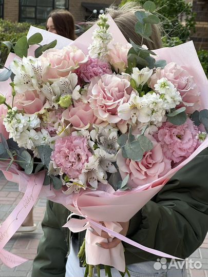 Авторский букет с французскими розами и маттиолой