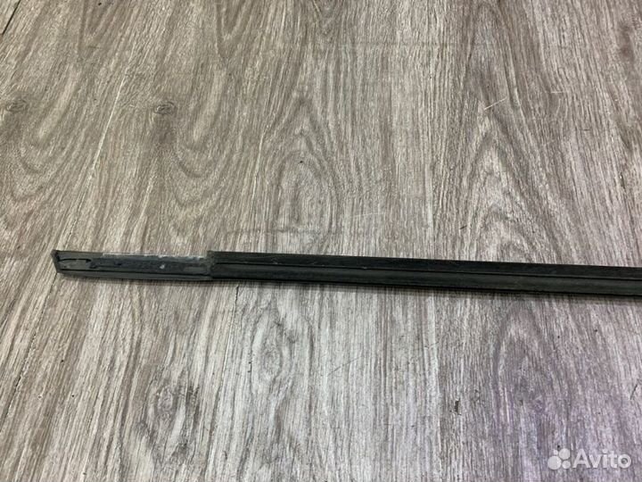 Молдинг стекла двери задний правый Ford Mondeo