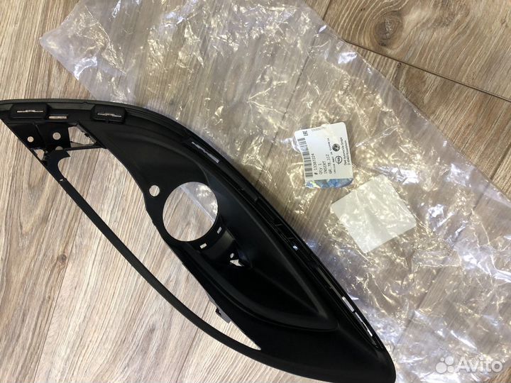 Вставка в передний бампер Opel Astra j 13387224